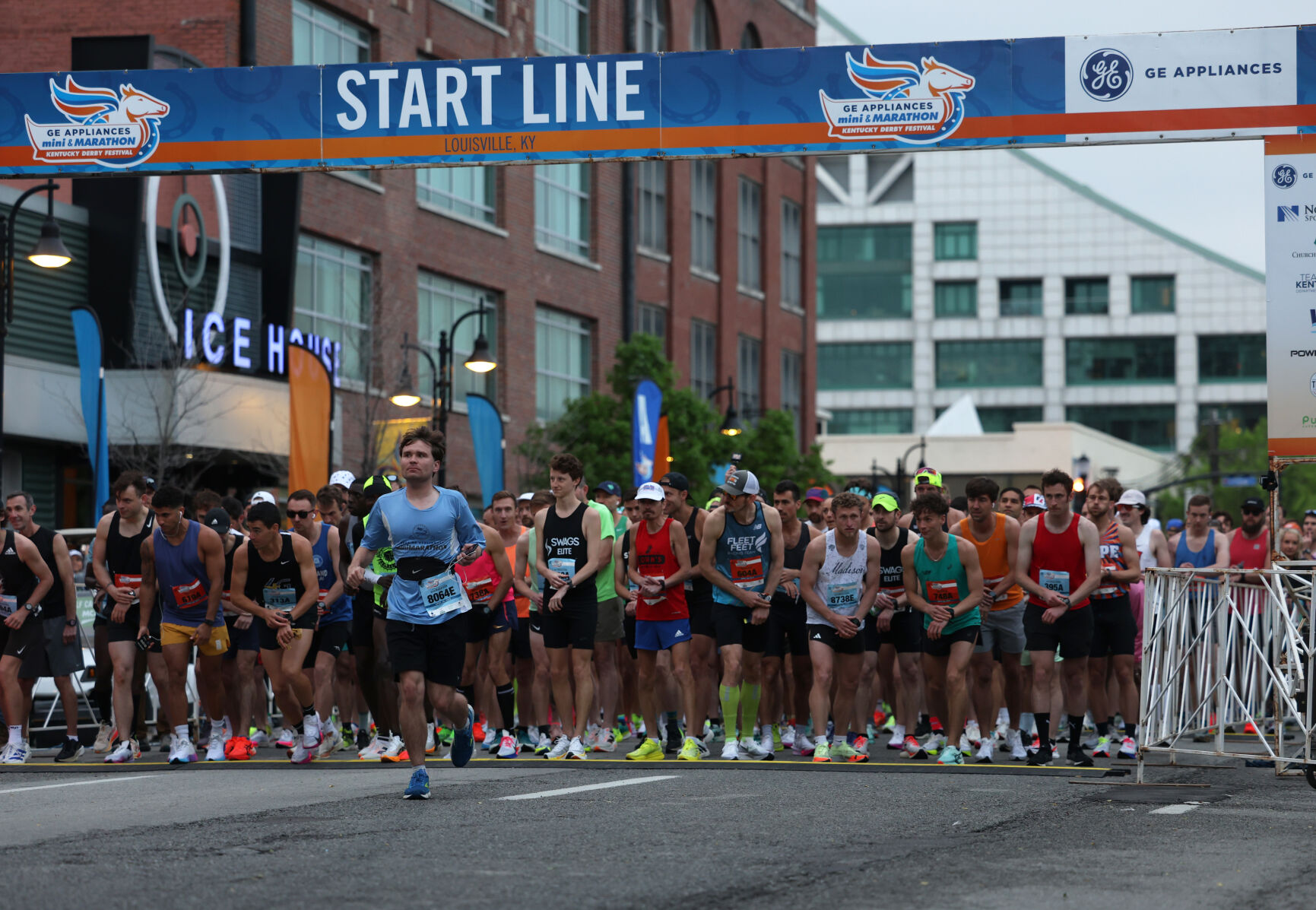 One runner leaves early at Start line.JPG